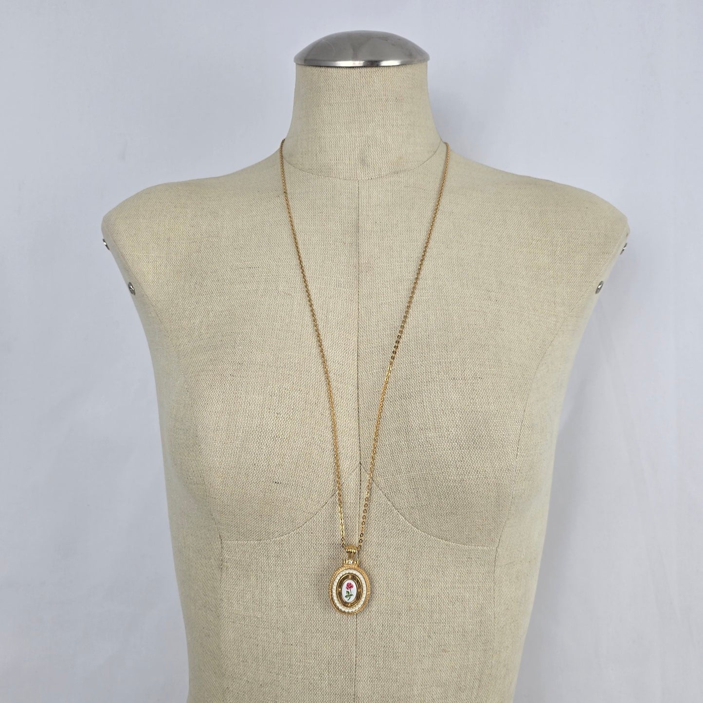 Vintage Gold Tone Floral Cameo Pendant Necklace