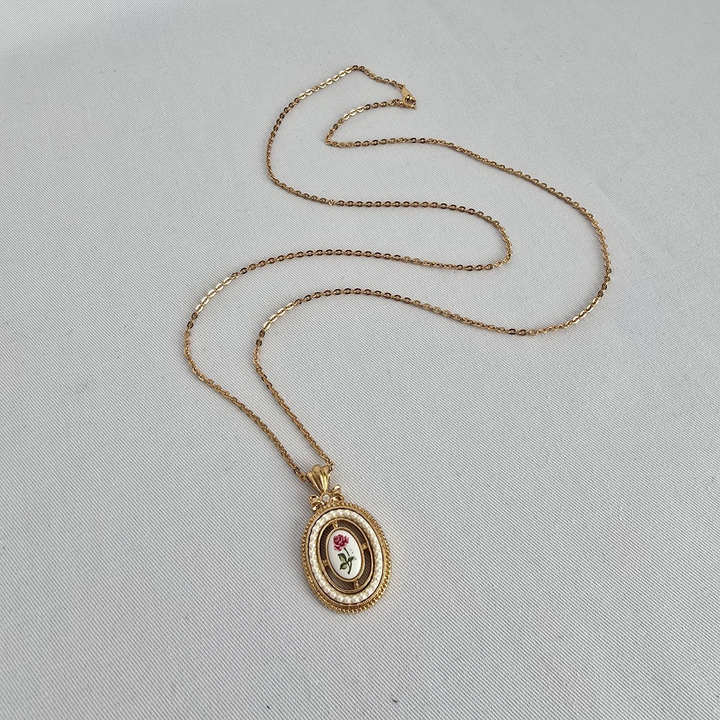 Vintage Gold Tone Floral Cameo Pendant Necklace