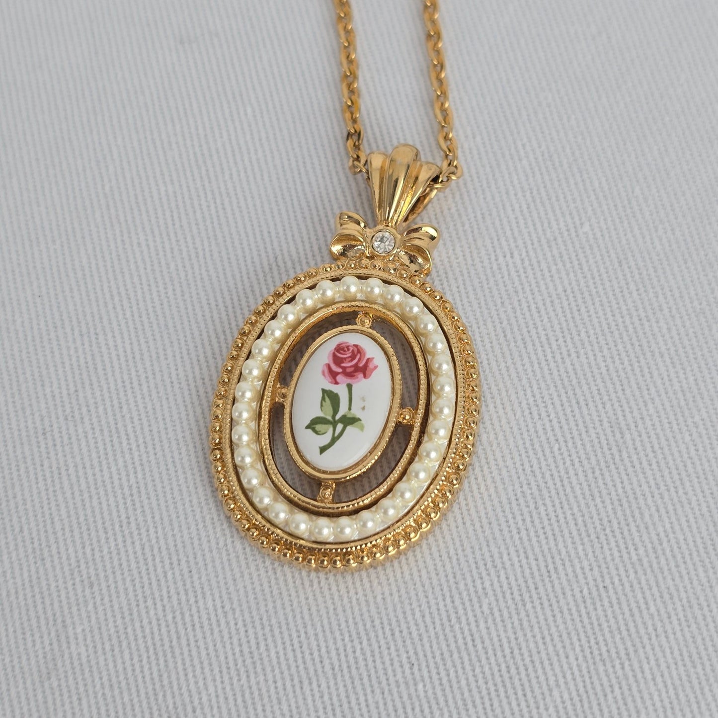 Vintage Gold Tone Floral Cameo Pendant Necklace