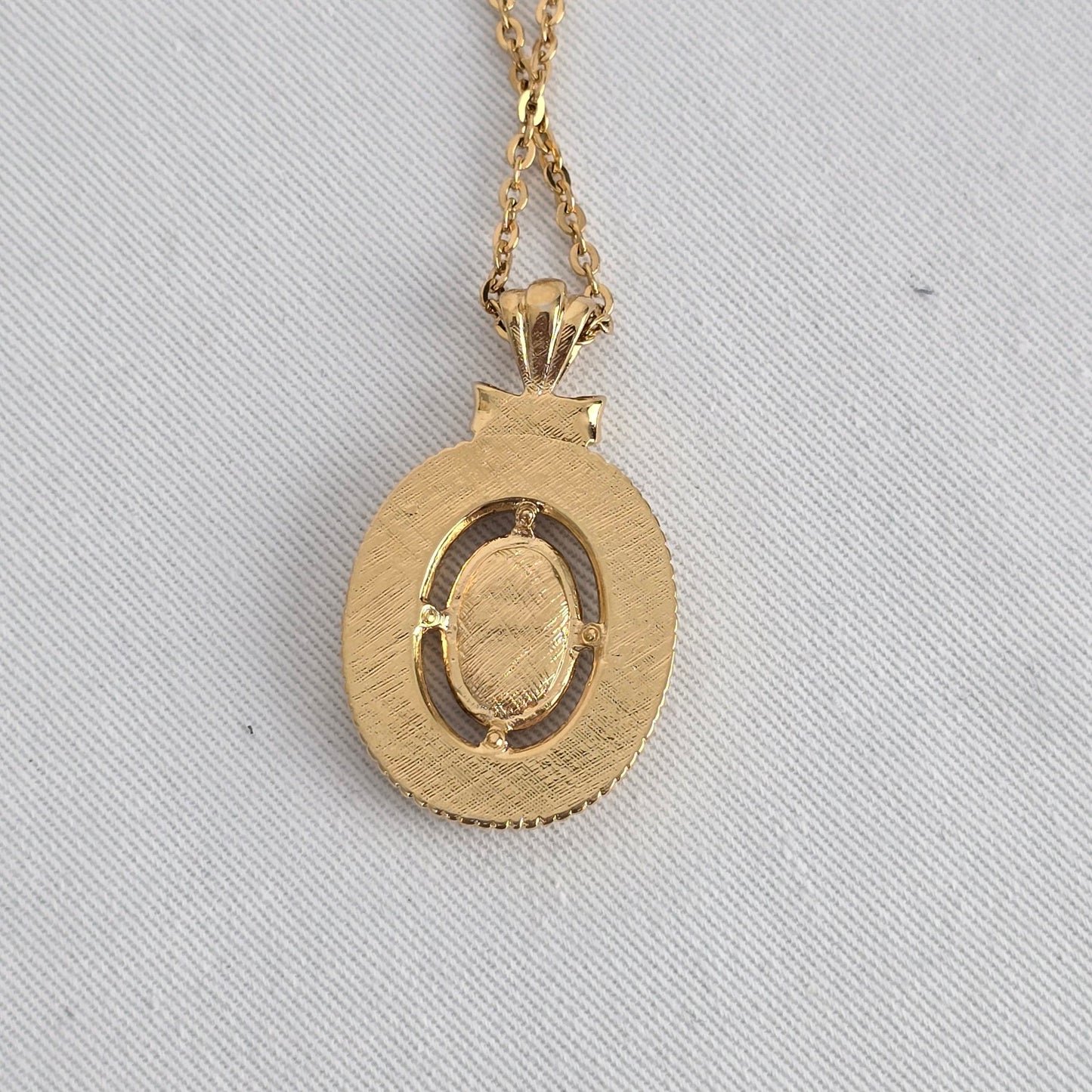 Vintage Gold Tone Floral Cameo Pendant Necklace