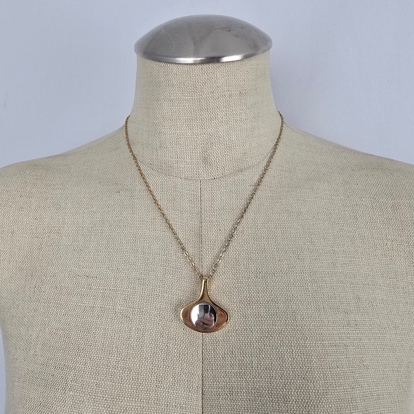 Vintage Avon 70s Teardrop Gold Tone New Dimensions Pendant Necklace