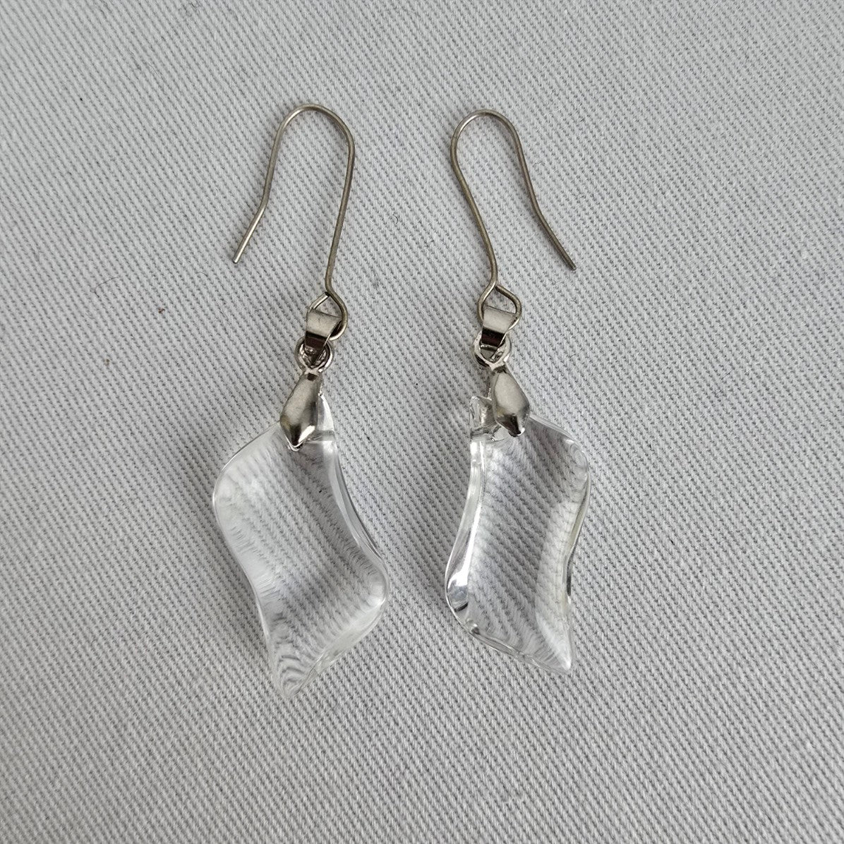 18kgp Silver Polished Glass Drop Earrings