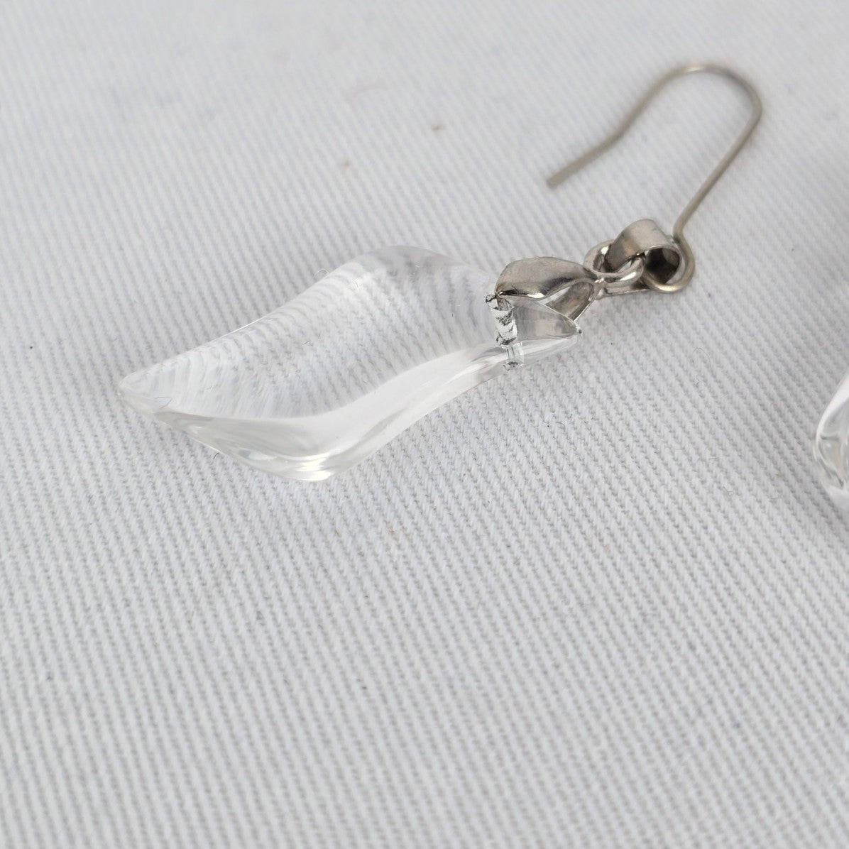 18kgp Silver Polished Glass Drop Earrings