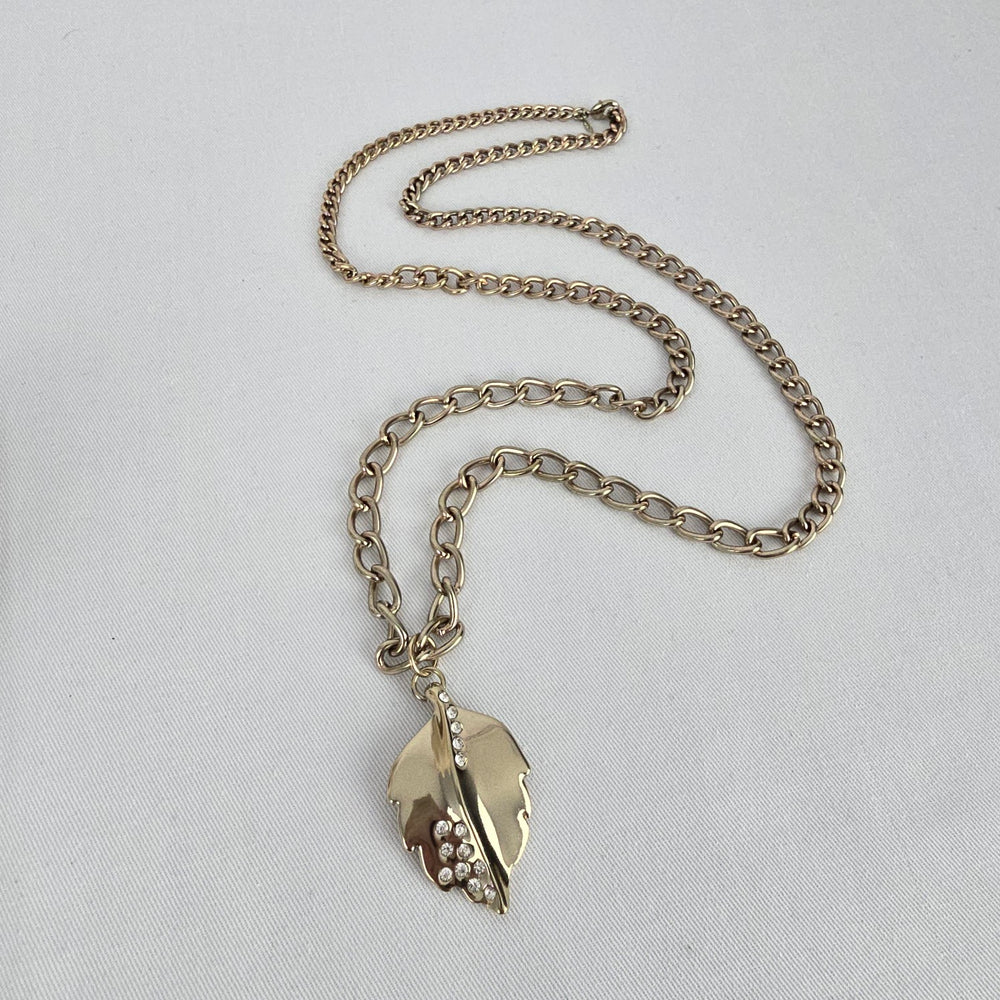 Vintage NWT Avon Gold Tone Leaf Pendant Chain Necklace