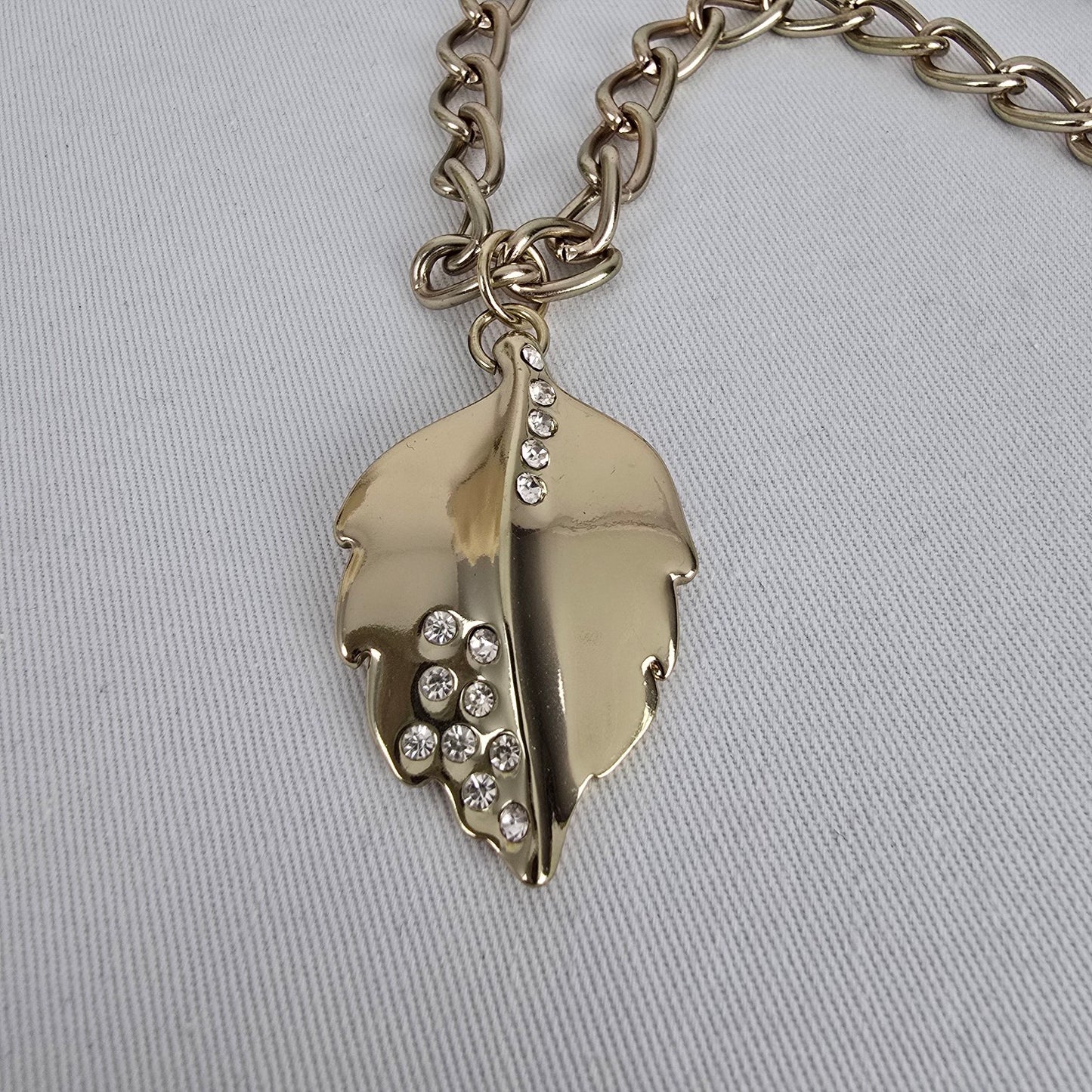 Vintage NWT Avon Gold Tone Leaf Pendant Chain Necklace