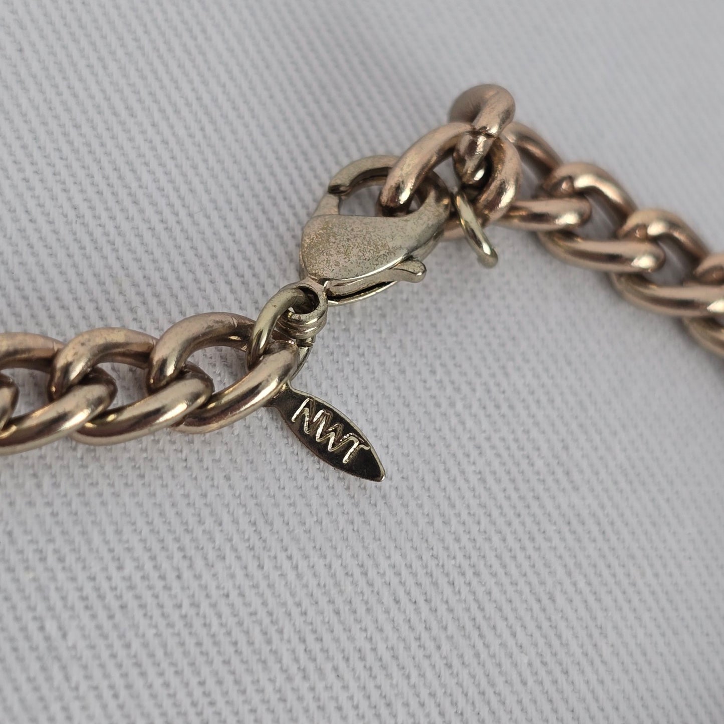 Vintage NWT Avon Gold Tone Leaf Pendant Chain Necklace