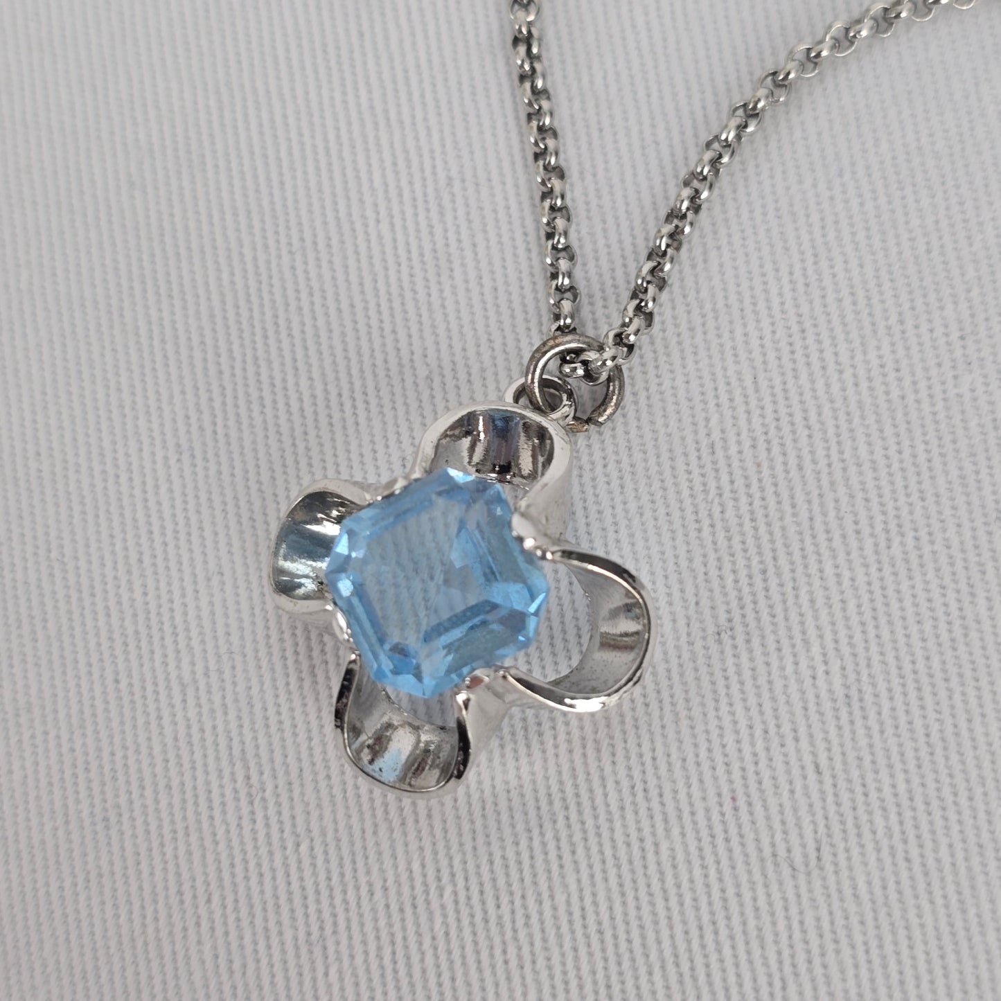 Vintage Blue Glass Stone Pendant Necklace Silver Tone Floral Setting Fossil Chain