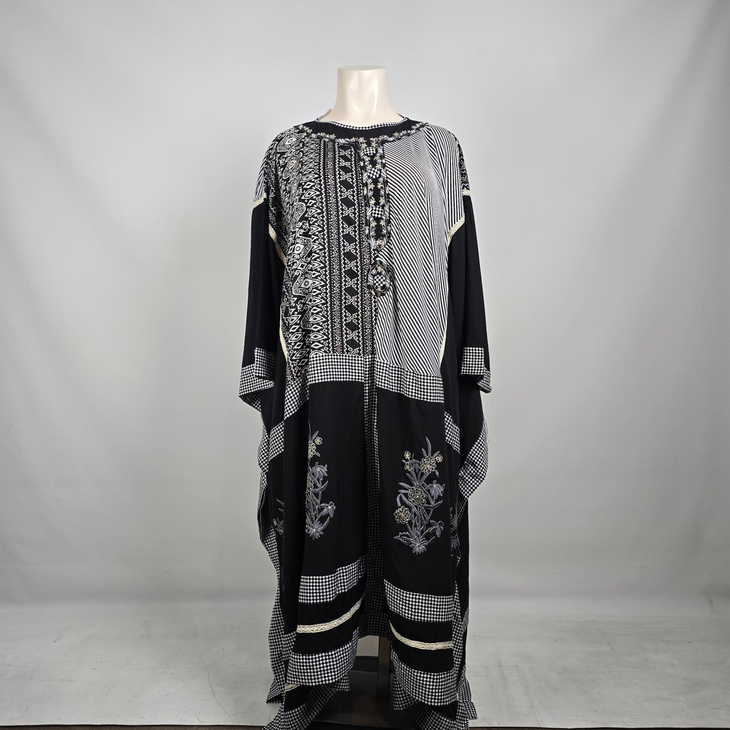 East Essence Kaftan Dress Size XL – Black & White Statement