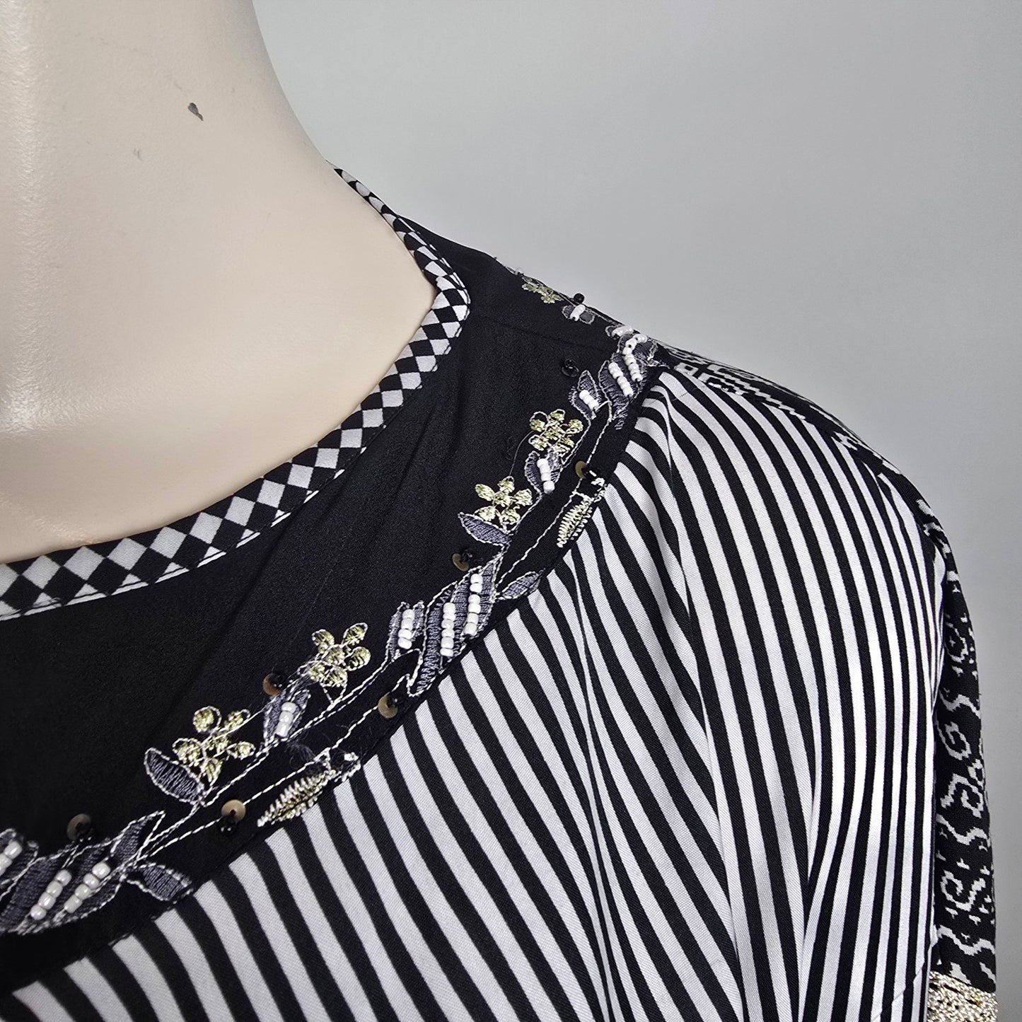 East Essence Kaftan Dress Size XL – Black & White Statement