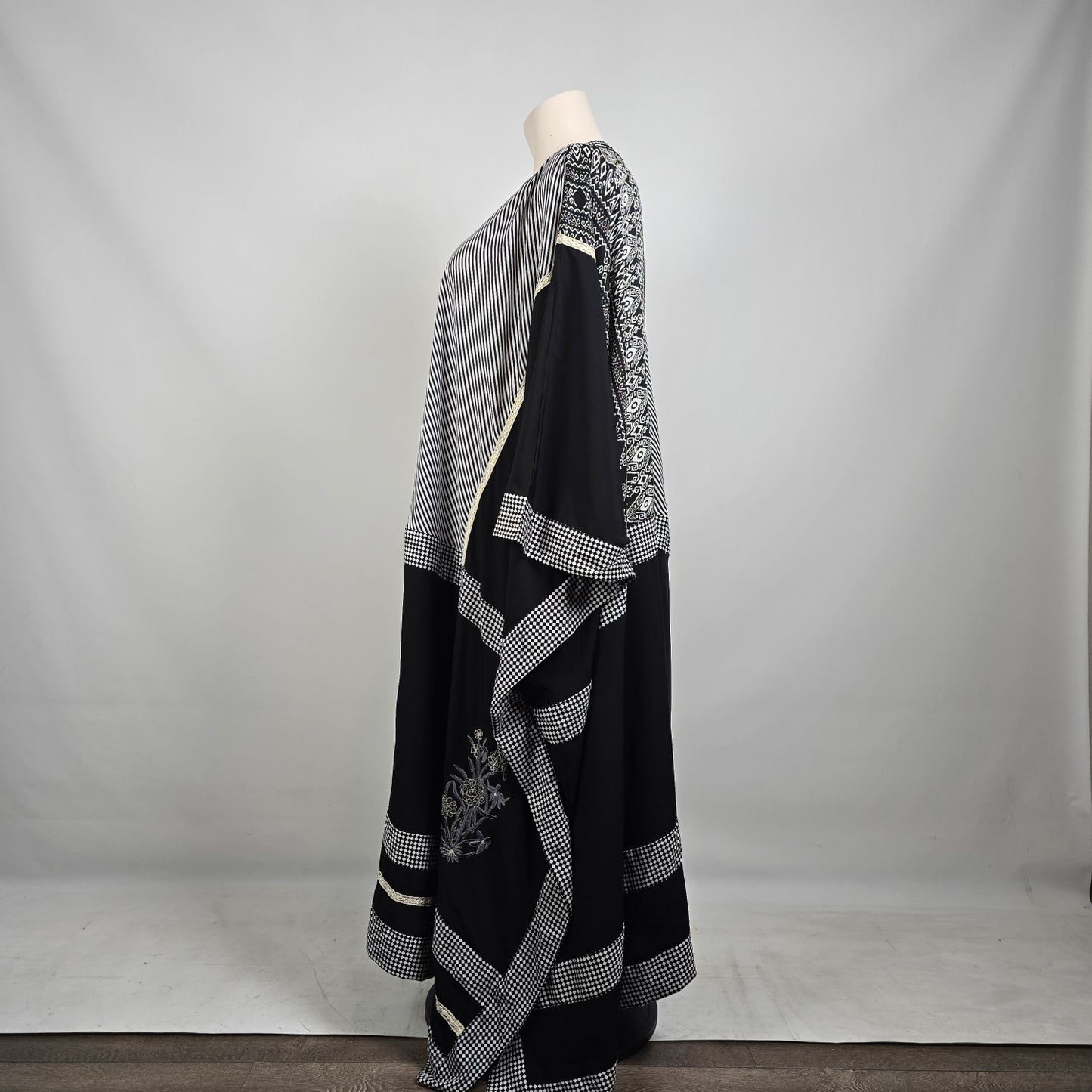 East Essence Kaftan Dress Size XL – Black & White Statement