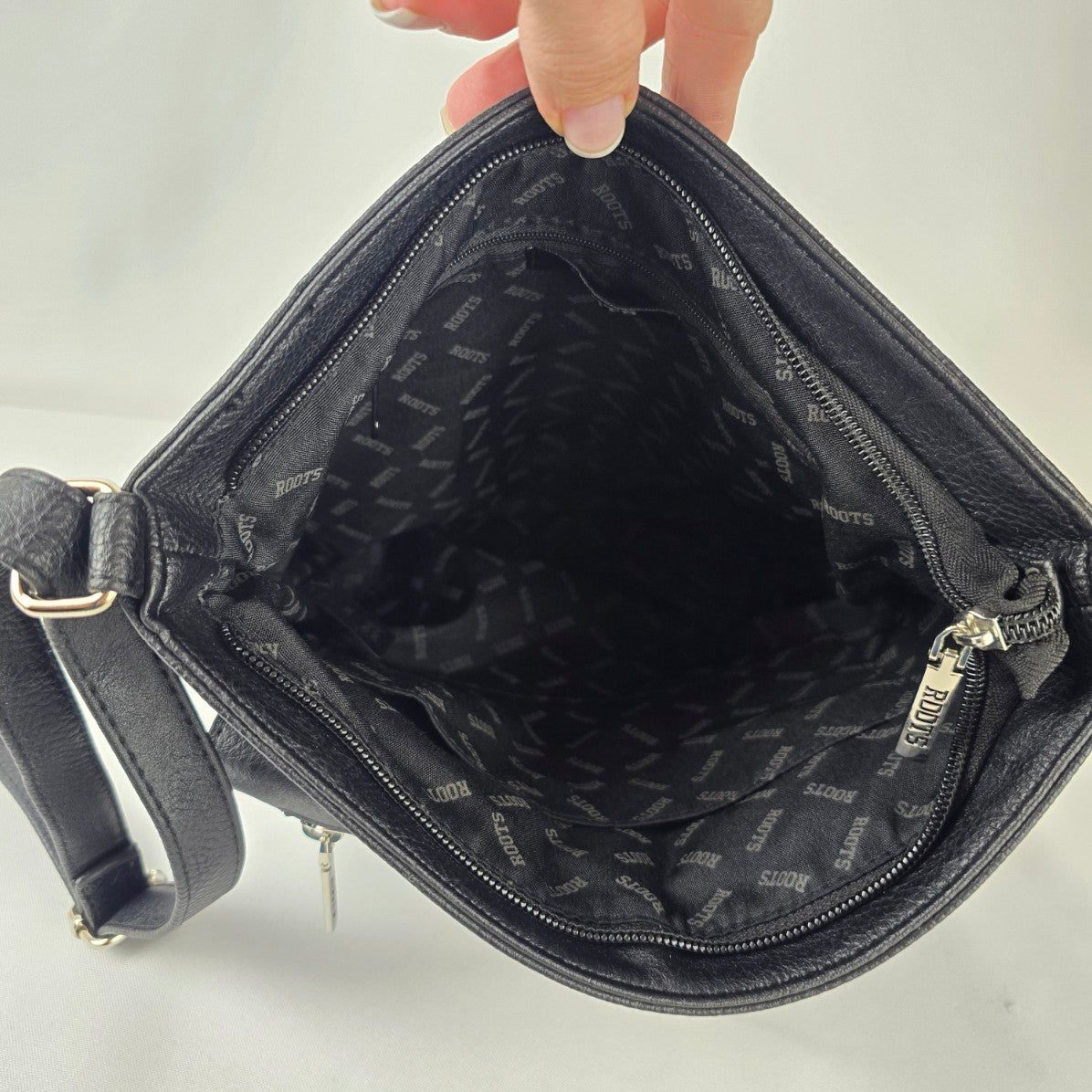 Roots Leather Crossbody Bag Black Messenger Purse Canada Classic