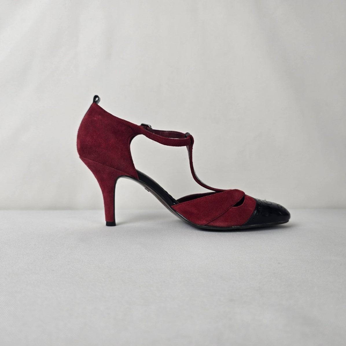Naturalizer Focus T-Strap Heels Red Suede Black Cap Toe Pumps Size 6.5