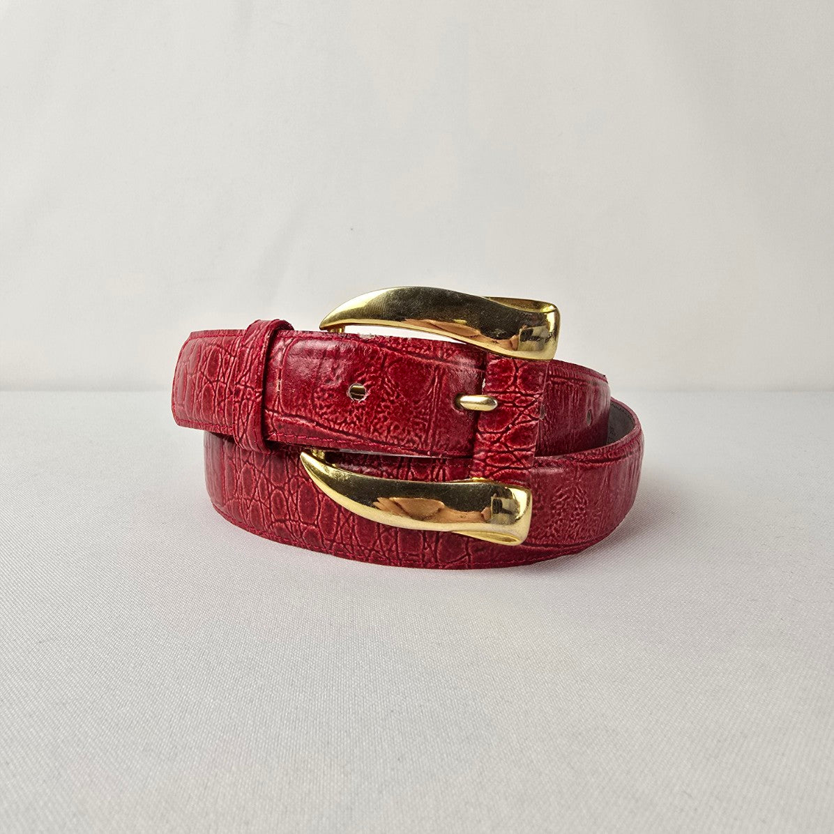 Vintage Red Croc Embossed Leather Belt Size M Gold Buckle Classic Statement Waist