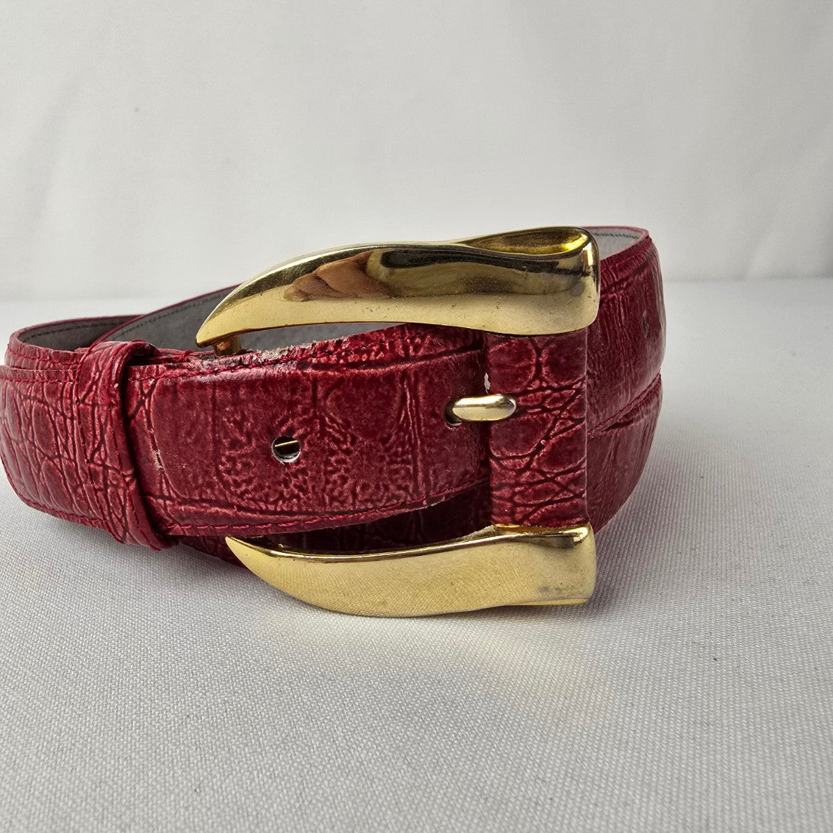 Vintage Red Croc Embossed Leather Belt Size M Gold Buckle Classic Statement Waist