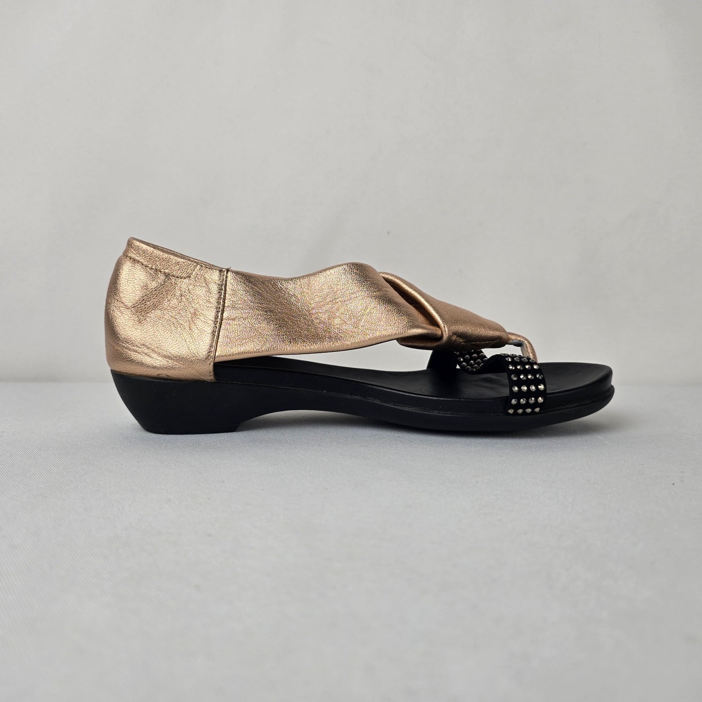 Kiss Kiss Italy Rose Gold Bow Sandals Size 6 Rhinestone Comfort Flats