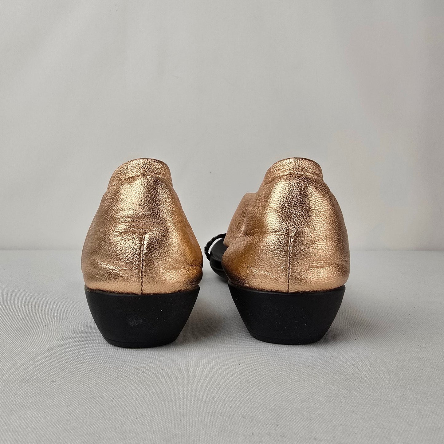 Kiss Kiss Italy Rose Gold Bow Sandals Size 6 Rhinestone Comfort Flats