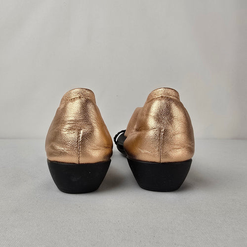 Kiss Kiss Italy Rose Gold Bow Sandals Size 6 Rhinestone Comfort Flats