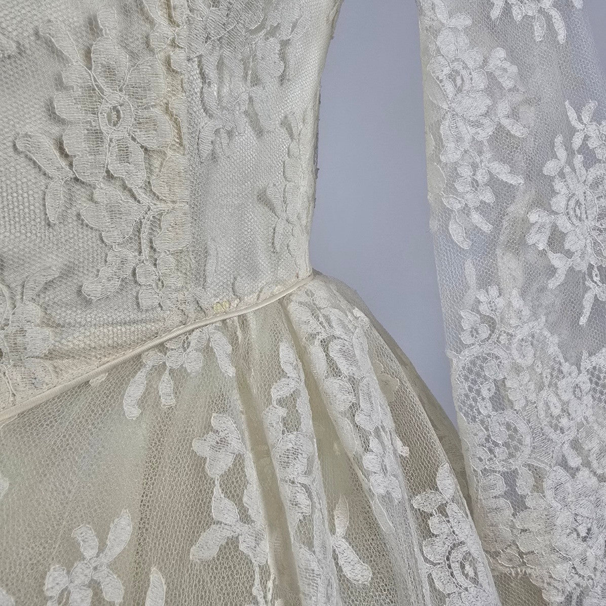Vintage Lace Tulle Wedding Dress Long Sleeve Bridal Gown