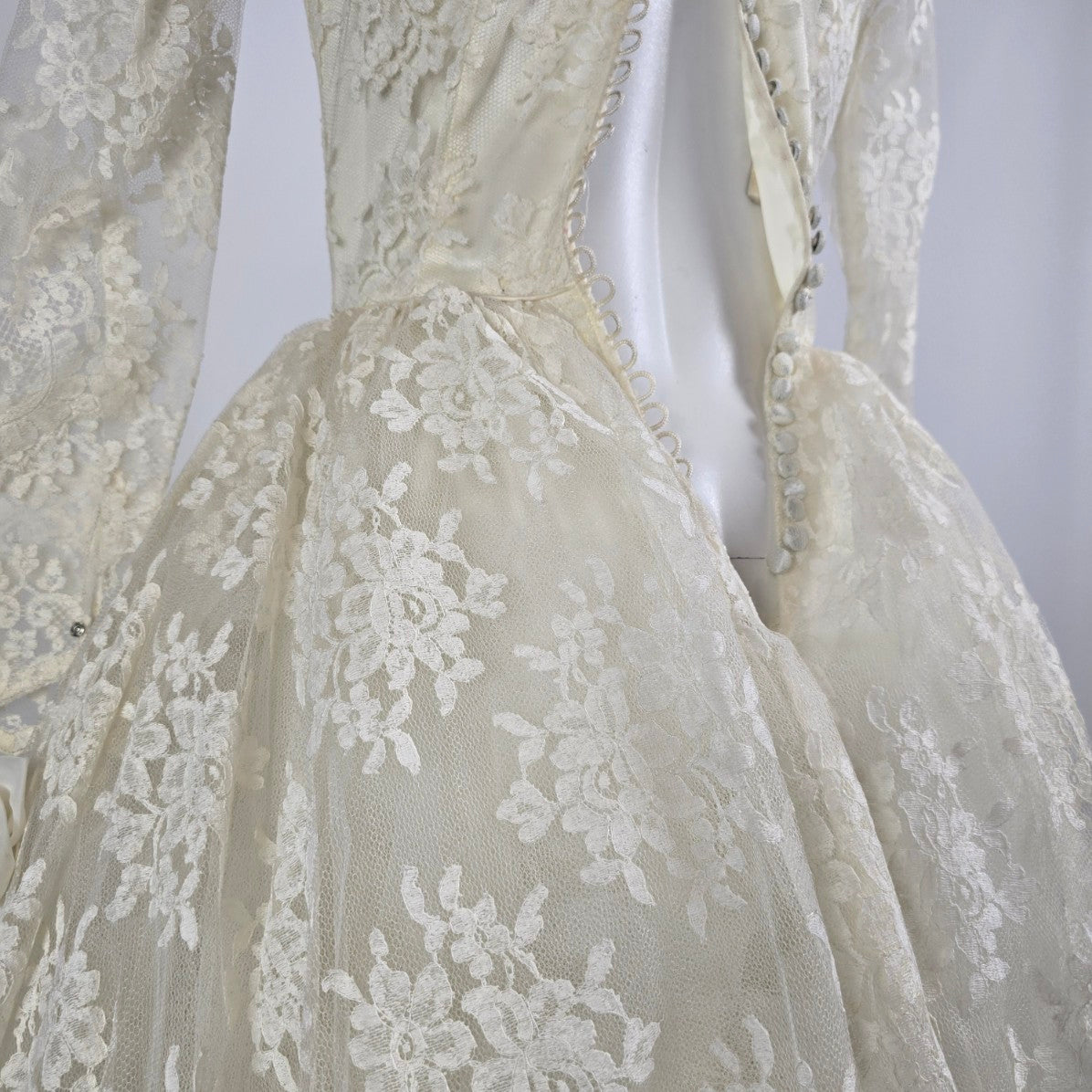 Vintage Lace Tulle Wedding Dress Long Sleeve Bridal Gown
