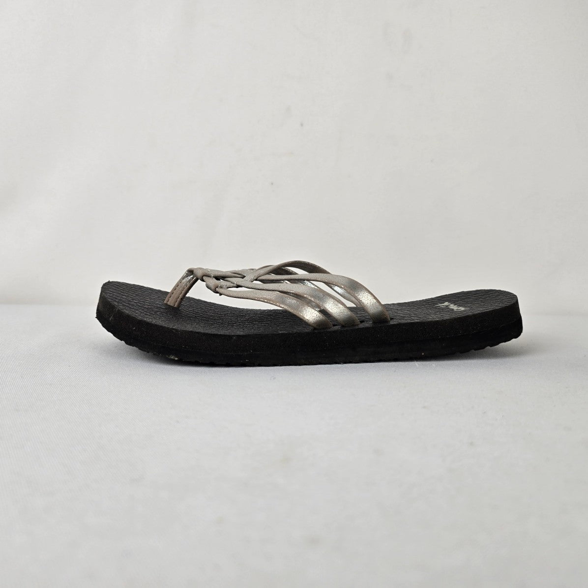 Sanuk Metallic Silver Strap Flip Flop Sandals Black Footbed Size 5W