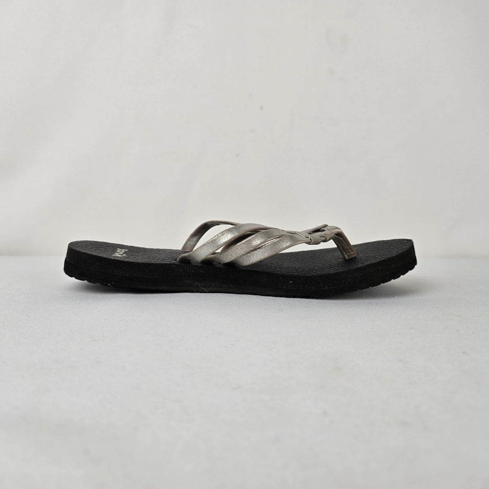 Sanuk Metallic Silver Strap Flip Flop Sandals Black Footbed Size 5W