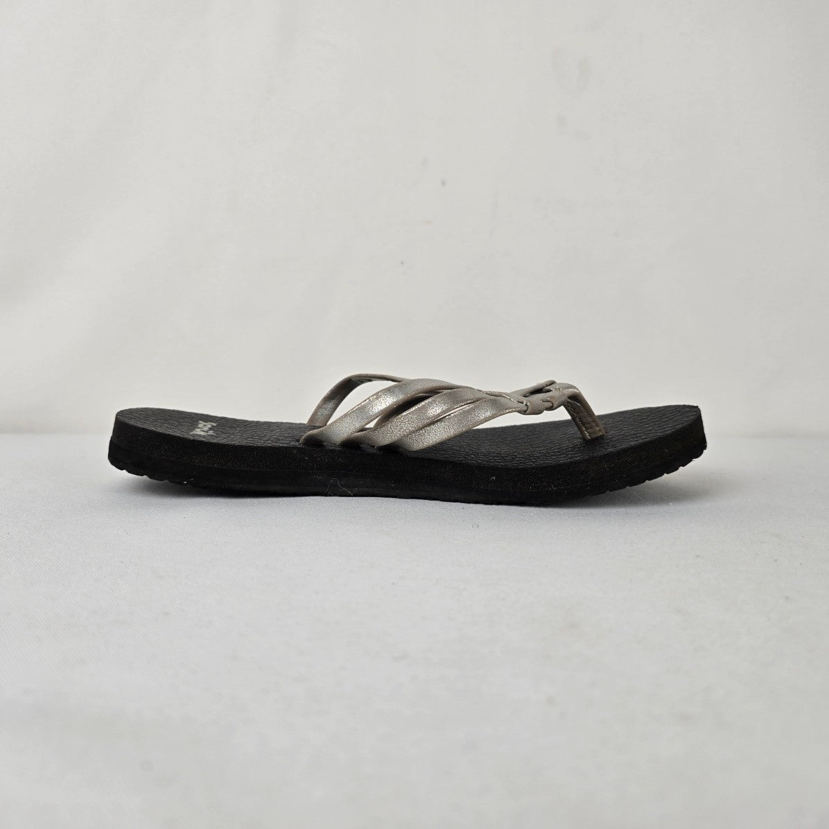 Sanuk Metallic Silver Strap Flip Flop Sandals Black Footbed Size 5W