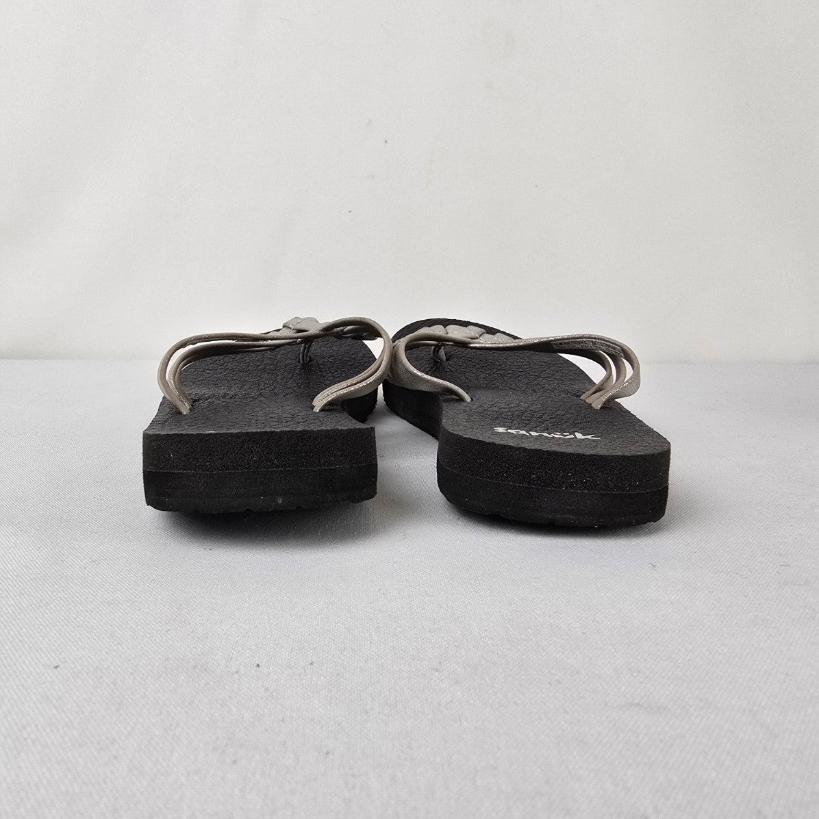 Sanuk Metallic Silver Strap Flip Flop Sandals Black Footbed Size 5W