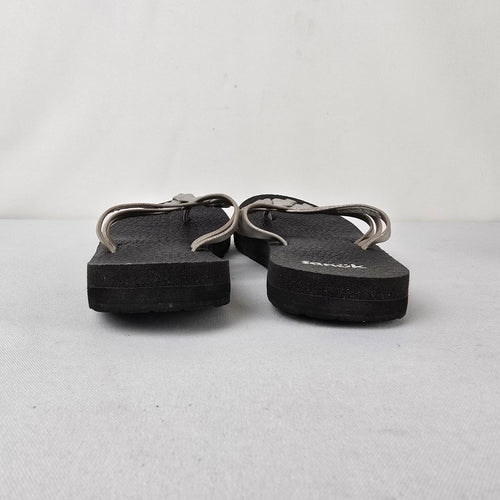 Sanuk Metallic Silver Strap Flip Flop Sandals Black Footbed Size 5W