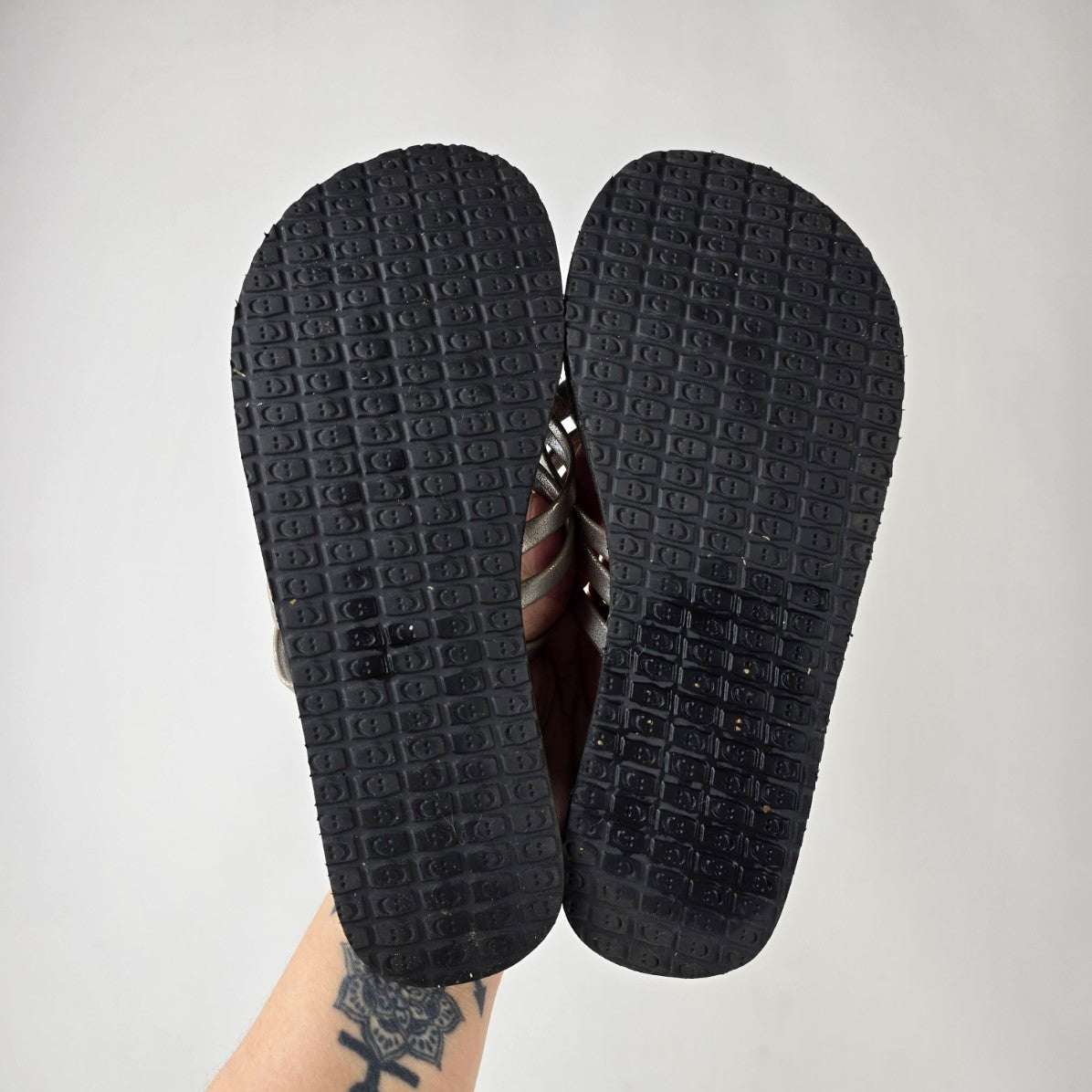 Sanuk Metallic Silver Strap Flip Flop Sandals Black Footbed Size 5W