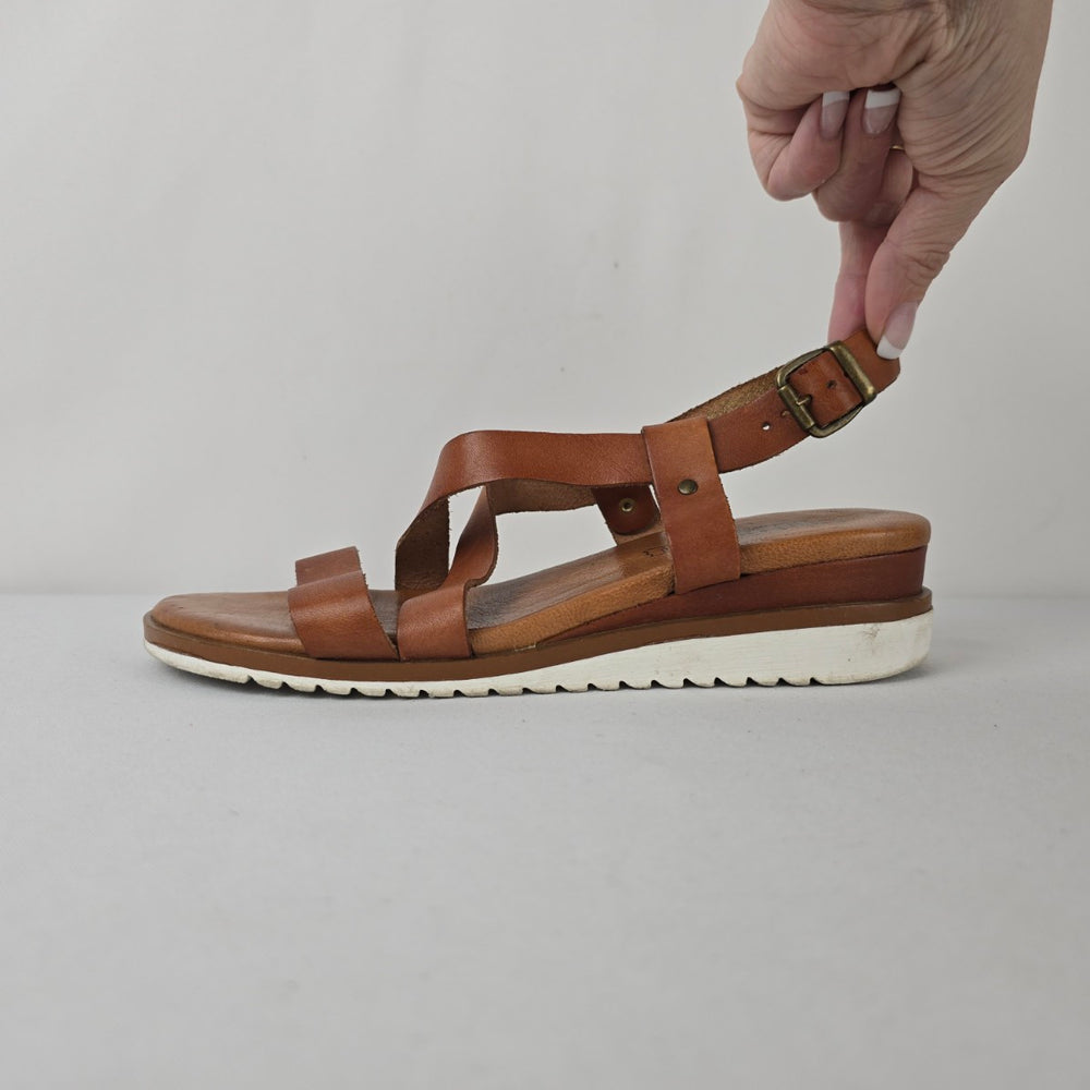 Bertuchi Brown Leather Strappy Sandals Made in Spain Size 8