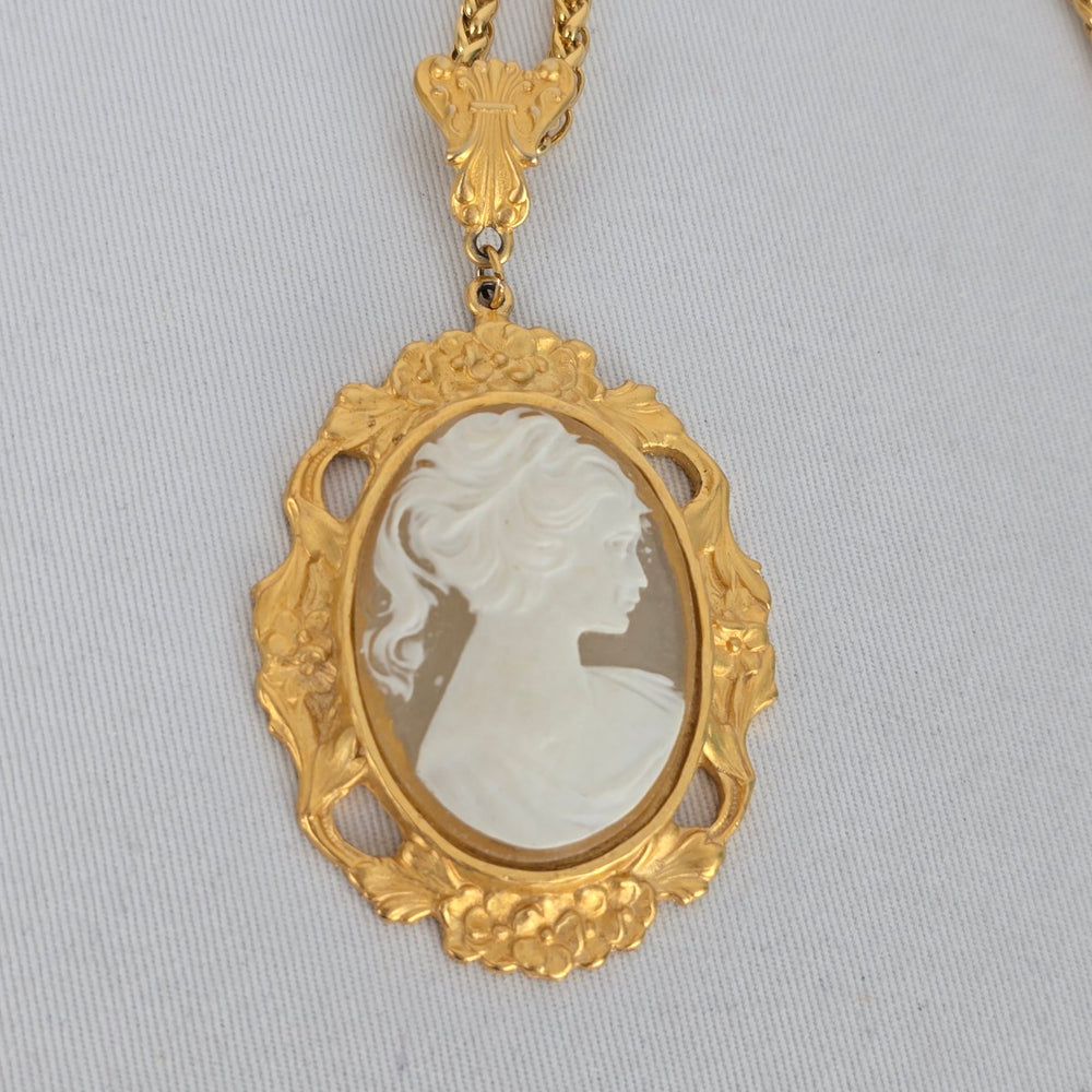 Vintage Gold Tone Cameo Pendant Necklace
