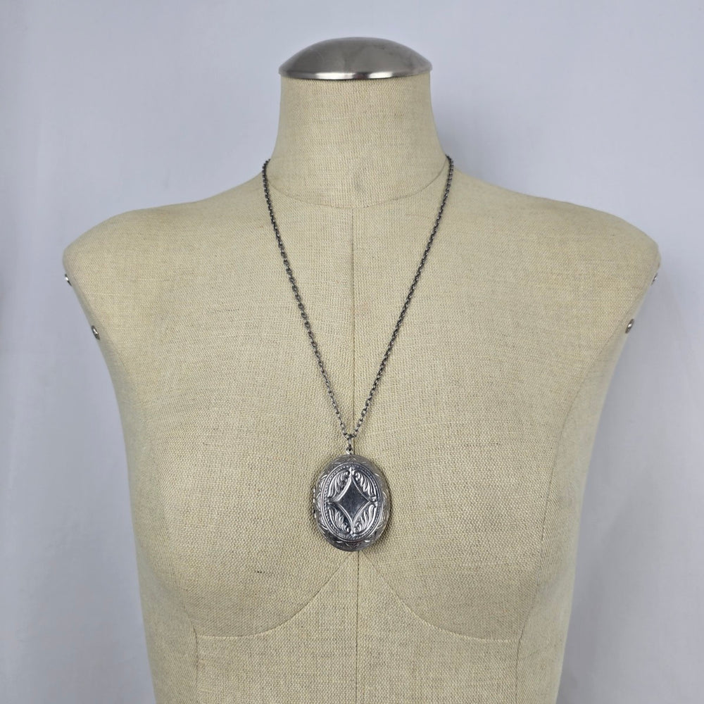 Vintage Silver Tone Oval Photo Locket Necklace Engraved Floral Design