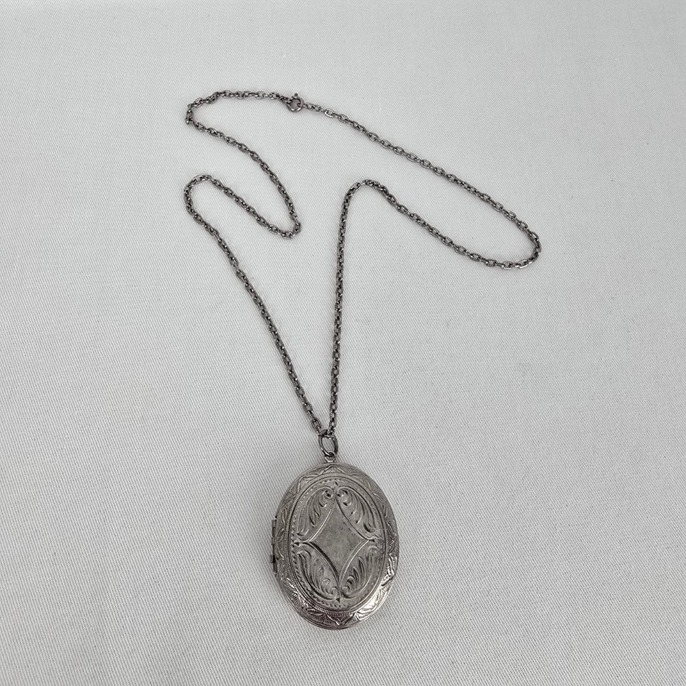 Vintage Silver Tone Oval Photo Locket Necklace Engraved Floral Design