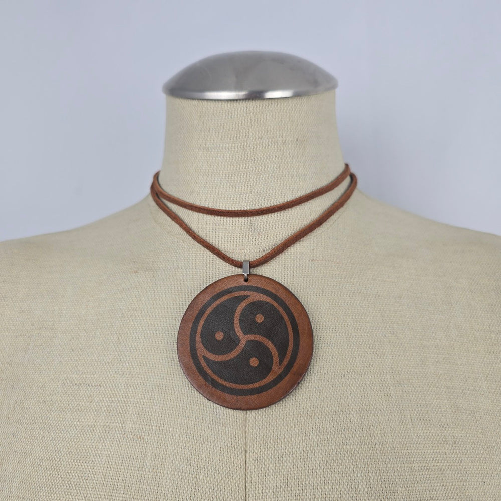 Bauxo Brown Leather Round Pendant Choker Necklace