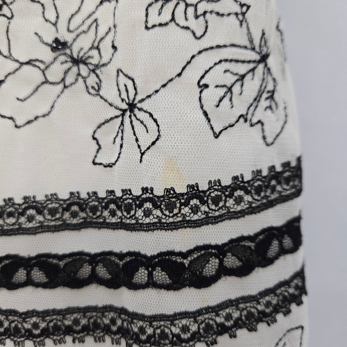 BCBGMAXAZRIA Ivory & Black Floral Embroidered Lace Midi Dress – Size 2