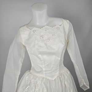 Vintage Ivory Lace & Tulle Long Sleeve Wedding Gown with Sequin Detail - Size XS-S