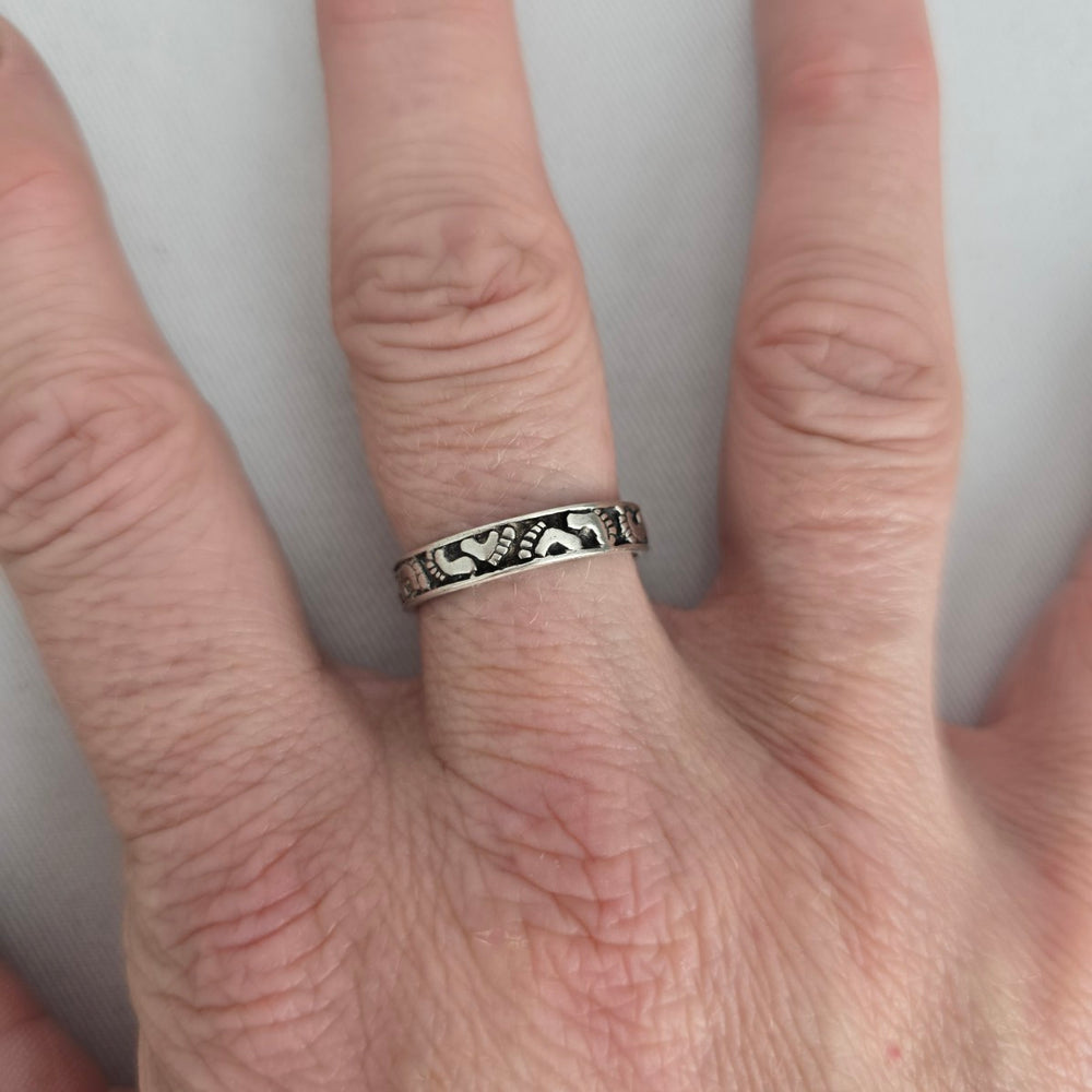925 Sterling Silver Tiny Footprint Band Ring - Size 8.5