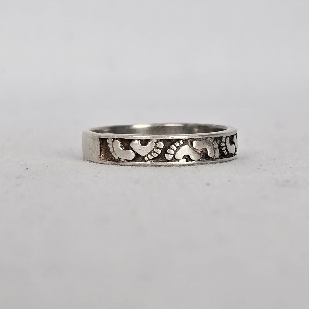 925 Sterling Silver Tiny Footprint Band Ring - Size 8.5