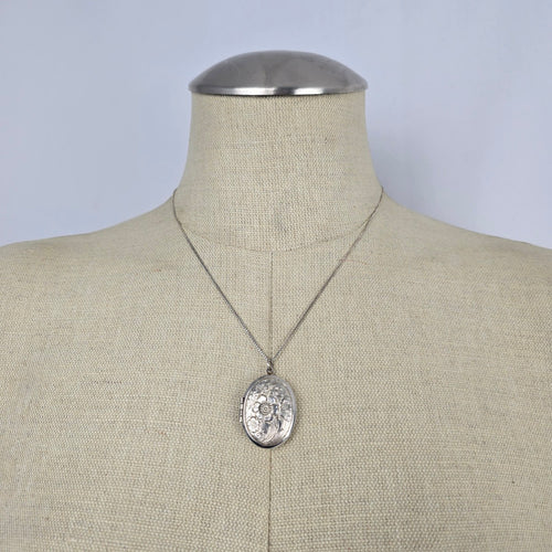 Vintage 925 Sterling Silver Floral Engraved Oval Locket Necklace