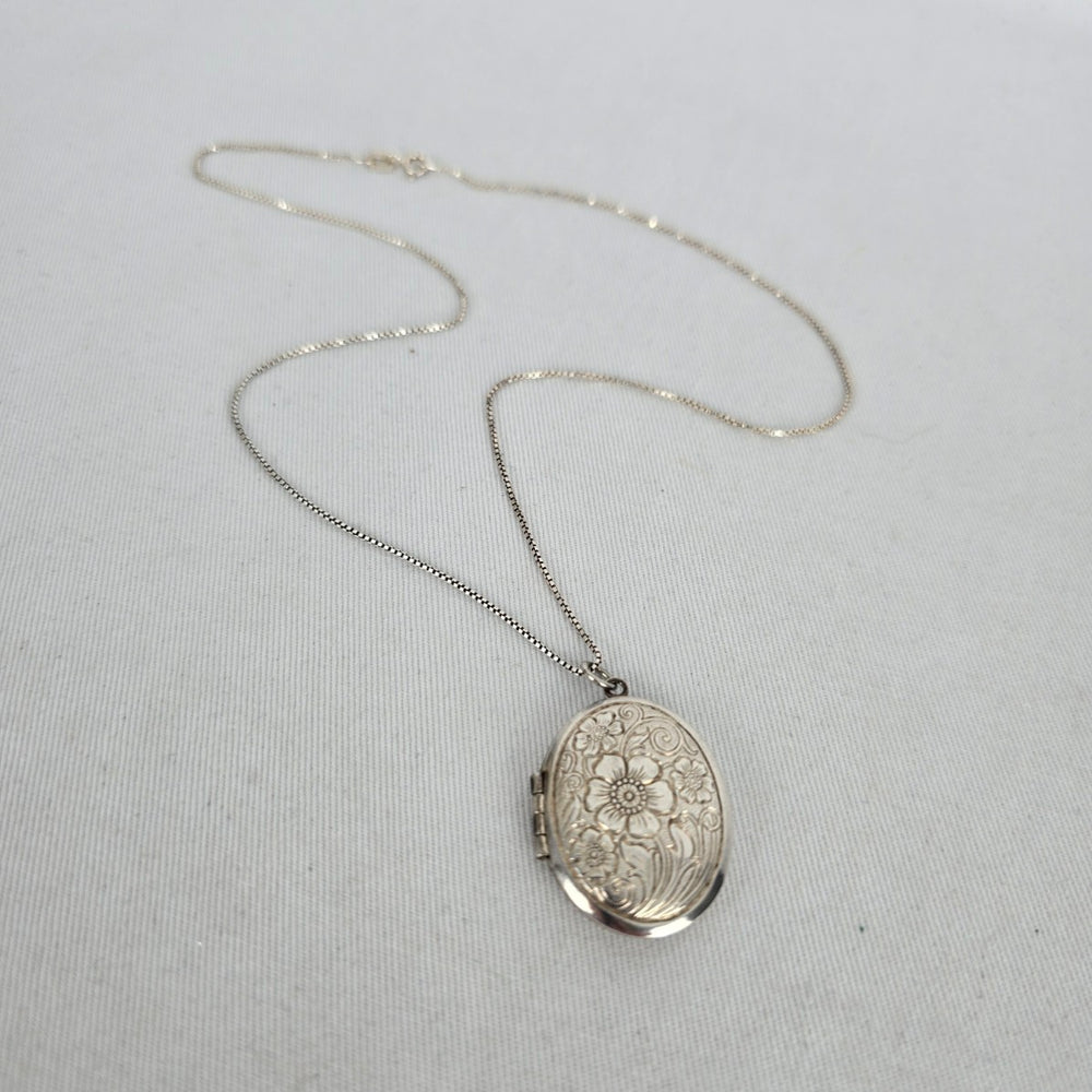 Vintage 925 Sterling Silver Floral Engraved Oval Locket Necklace