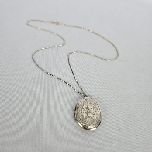 Vintage 925 Sterling Silver Floral Engraved Oval Locket Necklace