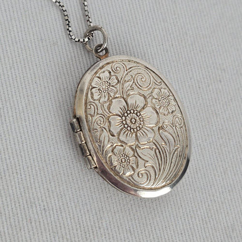 Vintage 925 Sterling Silver Floral Engraved Oval Locket Necklace