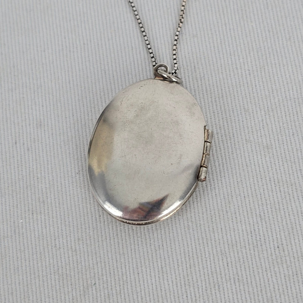 Vintage 925 Sterling Silver Floral Engraved Oval Locket Necklace