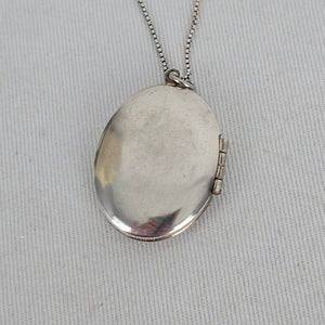 Vintage 925 Sterling Silver Floral Engraved Oval Locket Necklace