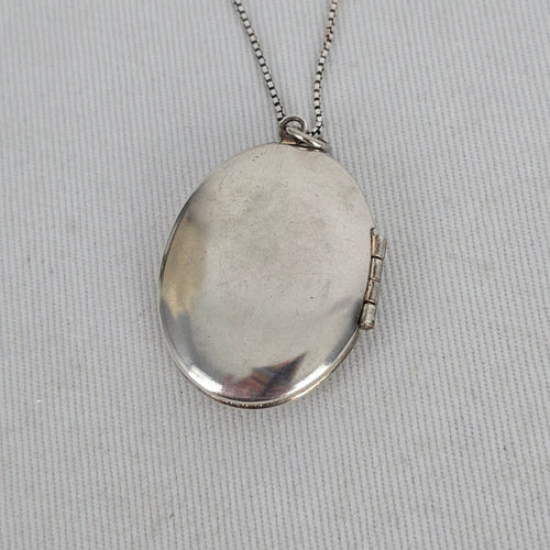 Vintage 925 Sterling Silver Floral Engraved Oval Locket Necklace