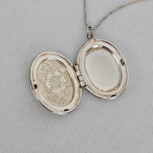 Vintage 925 Sterling Silver Floral Engraved Oval Locket Necklace