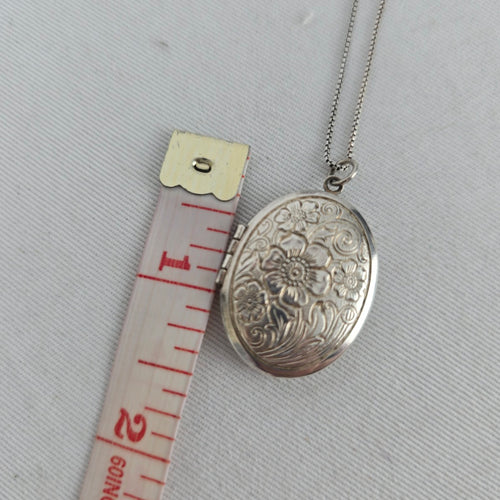 Vintage 925 Sterling Silver Floral Engraved Oval Locket Necklace