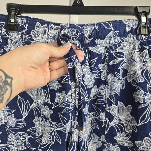 St. John’s Bay Navy Blue White Floral Linen Blend Shorts Size S