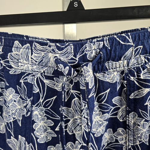 St. John’s Bay Navy Blue White Floral Linen Blend Shorts Size S
