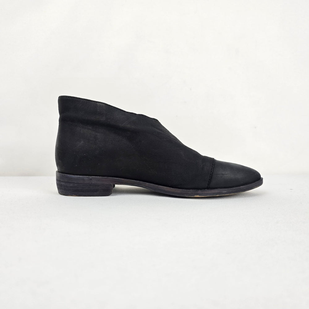 Free People Black Leather Pointed Toe Cutout Booties Flats - Size 6